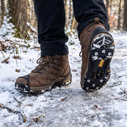 Schuh-Spikes über Winterschuhen auf Eis und Schnee