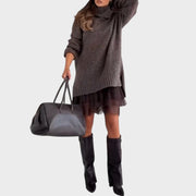 Oversize-Strickkleid mit Rollkragen und Spitzensaum