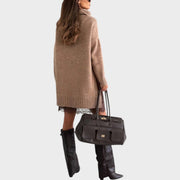 Oversize-Strickkleid mit Rollkragen und Spitzensaum