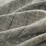 Graues Bettwäsche-Set mit strukturierter Tagesdecke und dekorativen Kissen