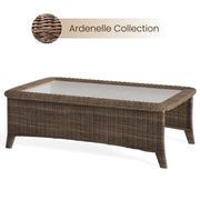 Brauner Rattan-Couchtisch mit transparenter Glasplatte im Außenbereich