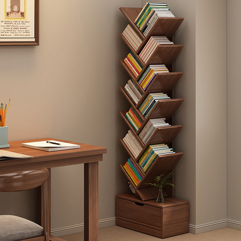Freistehendes Bücherregal mit schrägen Fächern und Schublade