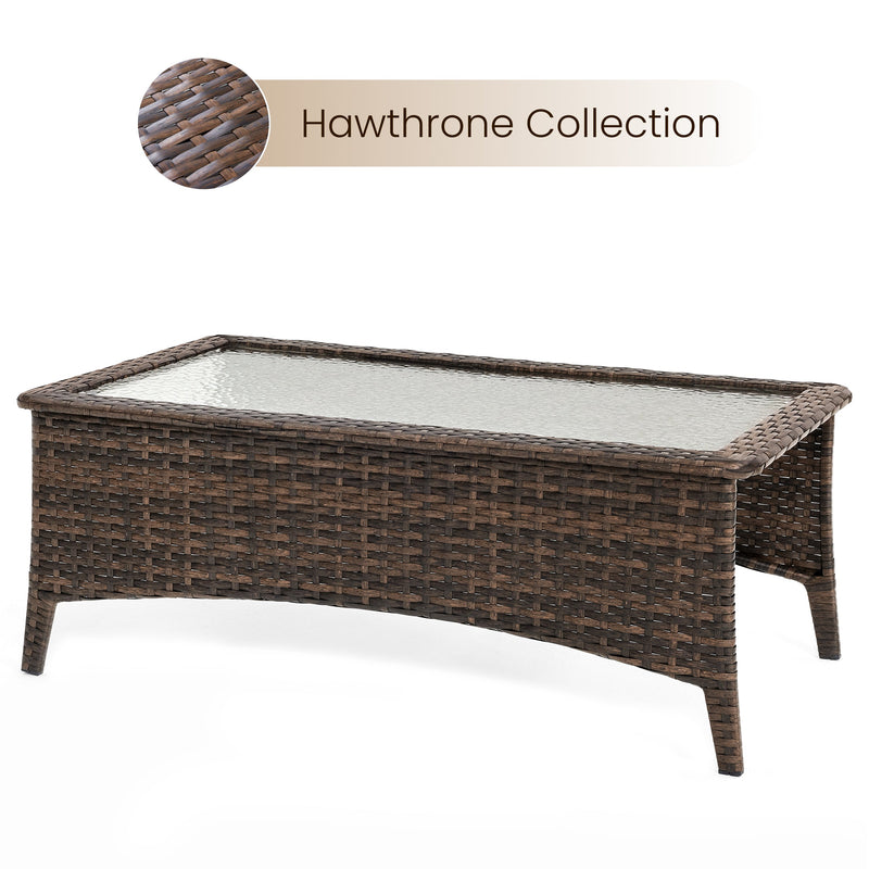 Brauner Rattan-Couchtisch mit transparenter Glasplatte im Außenbereich