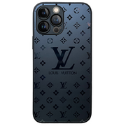 iPhone-Hülle mit dunklem Monogramm-Muster und Kameraaussparung