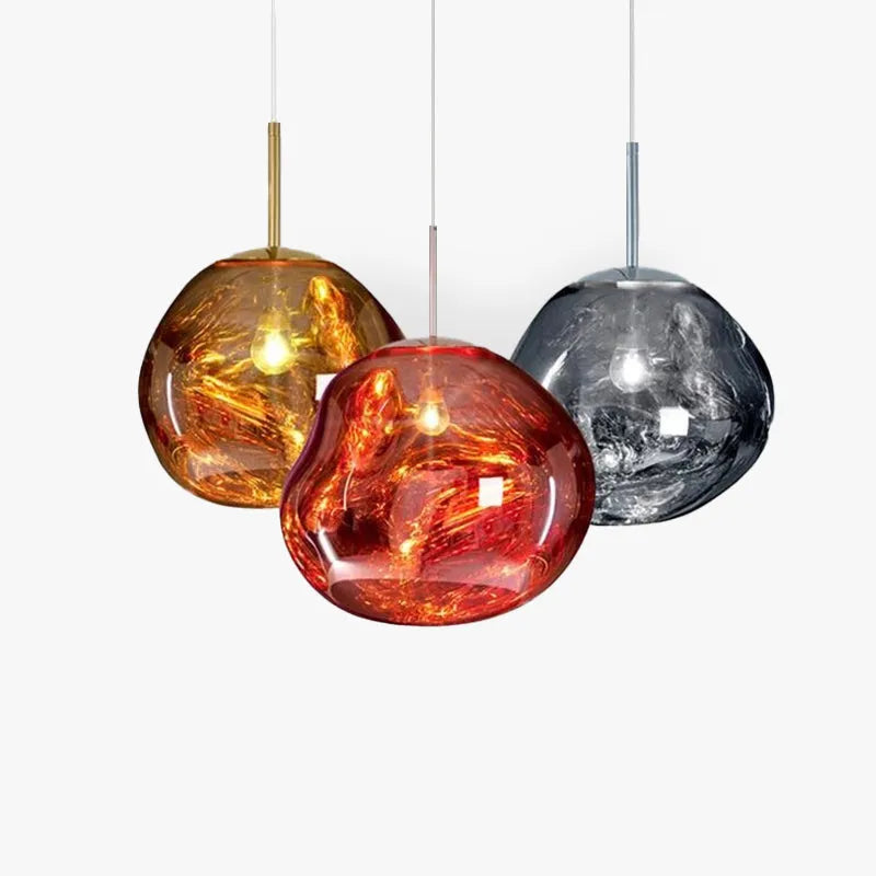 Moderne Pendelleuchte mit unregelmäßig geformtem, reflektierendem Leuchtenschirm