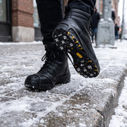 Schuh-Spikes über Winterschuhen auf Eis und Schnee