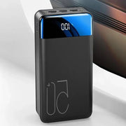 Powerbank mit Digitalanzeige und mehreren Anschlüssen für mobile Geräte