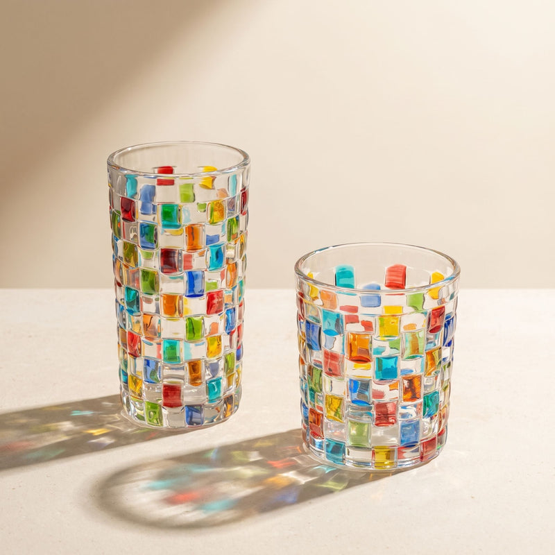 Transparentes Trinkglas mit bunter geometrischer Mosaikverzierung