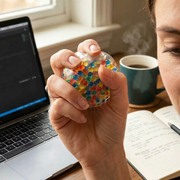 Bastelset mit transparenten Kugelformen und bunten Dekoteilen für Squishies