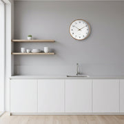 Minimalistische Wanduhr im skandinavischen Stil