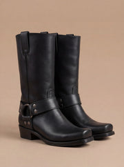 Wadenhohe Western-Stiefel mit Riemen