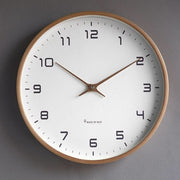 Minimalistische Wanduhr im skandinavischen Stil