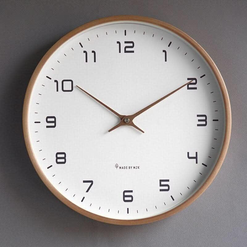 Minimalistische Wanduhr im skandinavischen Stil