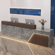 Moderner Empfangstresen mit LED-Beleuchtung, Steinoptik, Sichtschutz und gerillter Front