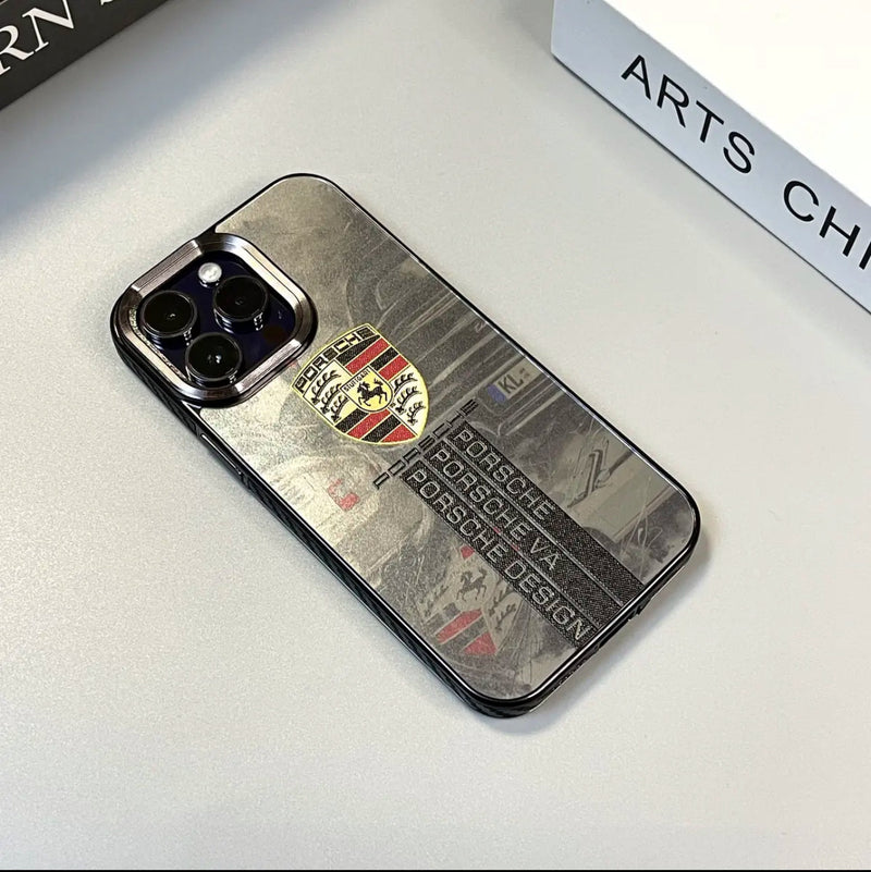 Silberne iPhone 16 Hülle mit verspiegelter Oberfläche, Wappenmotiv und schwarzer Einfassung
