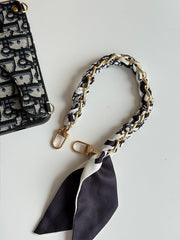 Schwarze Handyhülle mit Kartenfach, geometrischem Muster und goldfarbenem Ring