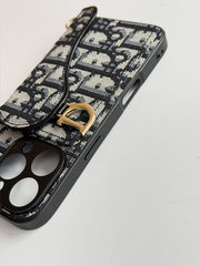 Schwarze Handyhülle mit Kartenfach, geometrischem Muster und goldfarbenem Ring