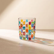 Transparentes Trinkglas mit bunter geometrischer Mosaikverzierung