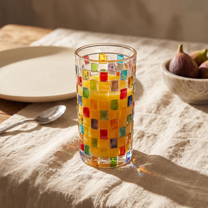 Transparentes Trinkglas mit bunter geometrischer Mosaikverzierung