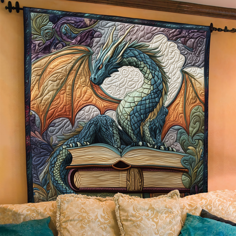 Gesteppte Decke mit farbenfrohem Drachenmotiv auf aufgeschlagenen Büchern