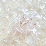 Bastelset mit transparenten Kugelformen und bunten Dekoteilen für Squishies