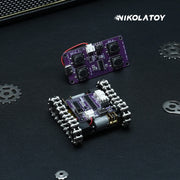 Mini-Roboterfahrzeug mit silbernen Ketten, Steuerplatine und separater Handsteuerung