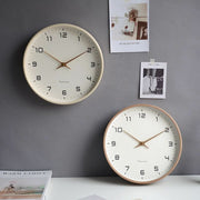 Minimalistische Wanduhr im skandinavischen Stil