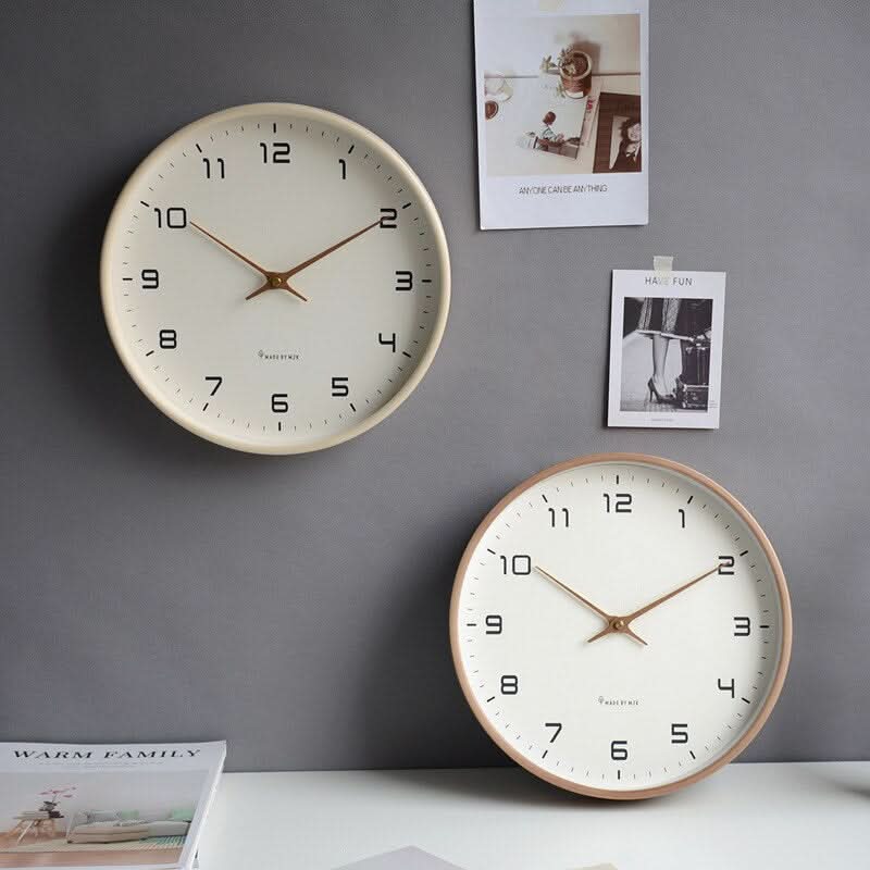 Minimalistische Wanduhr im skandinavischen Stil