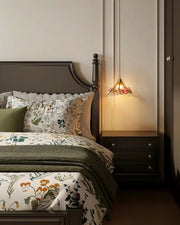 Goldfarbene Pendelleuchte mit Glasschirm und rosafarbenem Schmetterlingsdekor