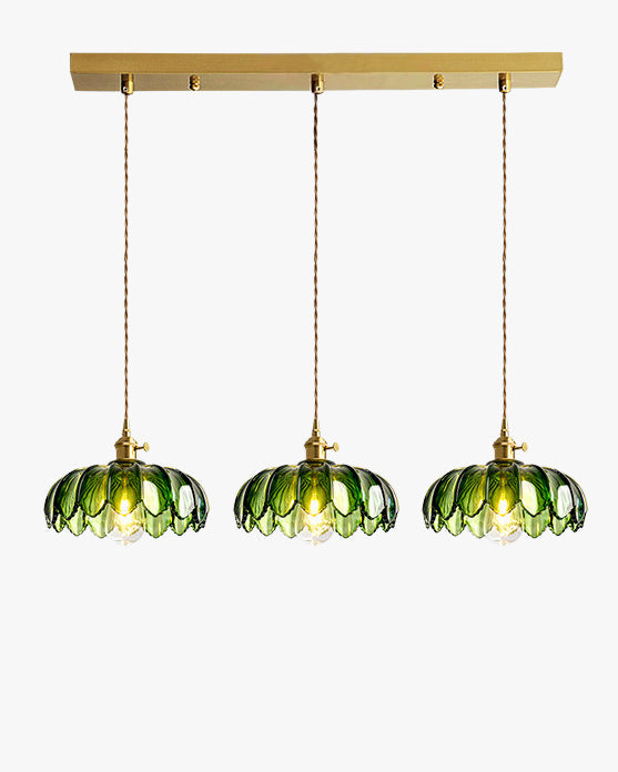 Dreiflammige Pendelleuchte mit grünen Glasschirmen und goldfarbener Deckenhalterung