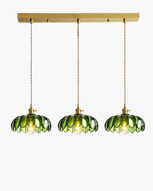 Dreiflammige Pendelleuchte mit grünen Glasschirmen und goldfarbener Deckenhalterung