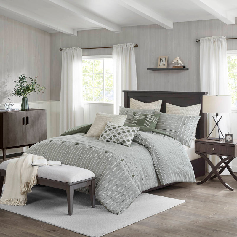 8-teiliges Bettdecken-Set mit gestreiftem Jacquard-Muster auf einem Bett