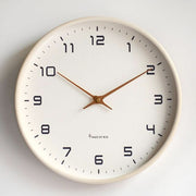 Minimalistische Wanduhr im skandinavischen Stil