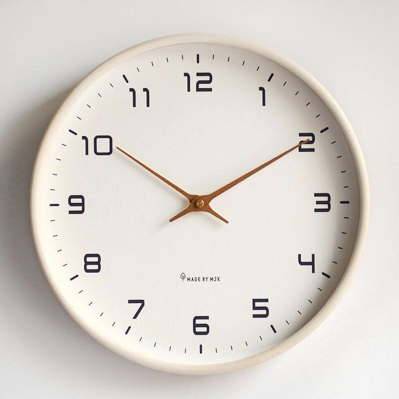 Minimalistische Wanduhr im skandinavischen Stil