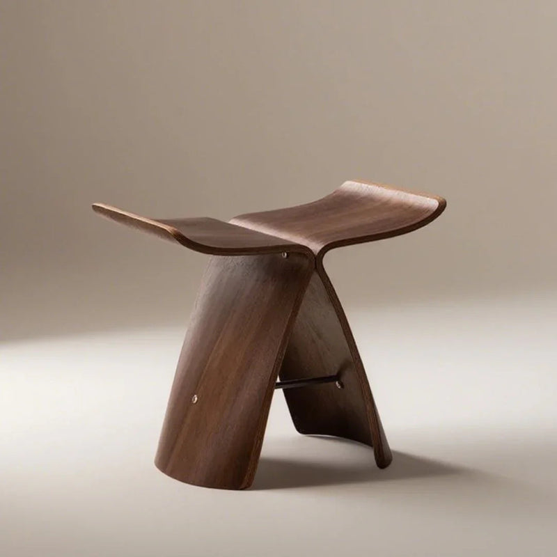 Formholz-Hocker in Schmetterlingsform mit gebogener Sitzfläche