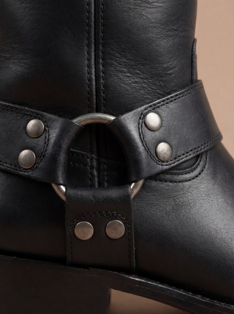 Wadenhohe Western-Stiefel mit Riemen