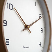 Minimalistische Wanduhr im skandinavischen Stil
