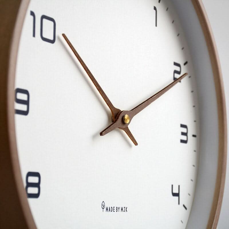 Minimalistische Wanduhr im skandinavischen Stil