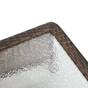 Brauner Rattan-Couchtisch mit transparenter Glasplatte im Außenbereich