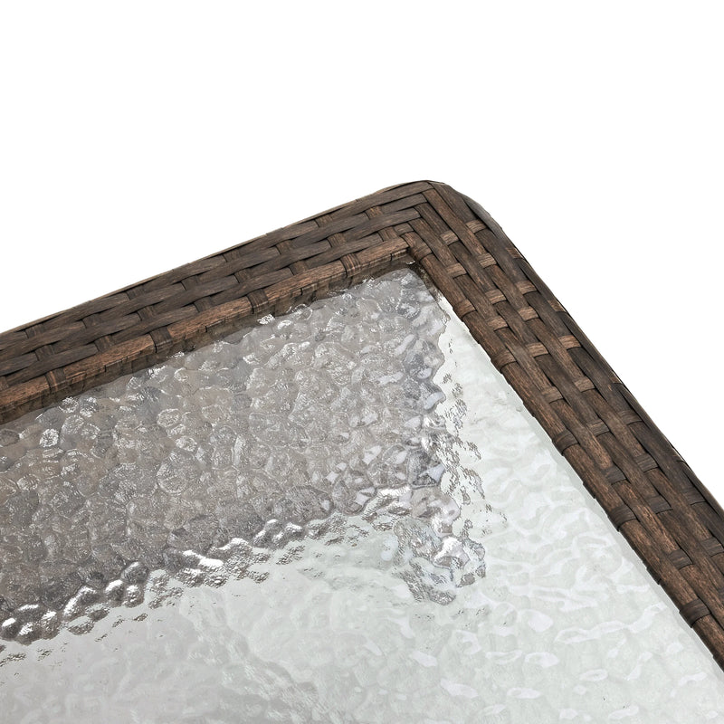 Brauner Rattan-Couchtisch mit transparenter Glasplatte im Außenbereich