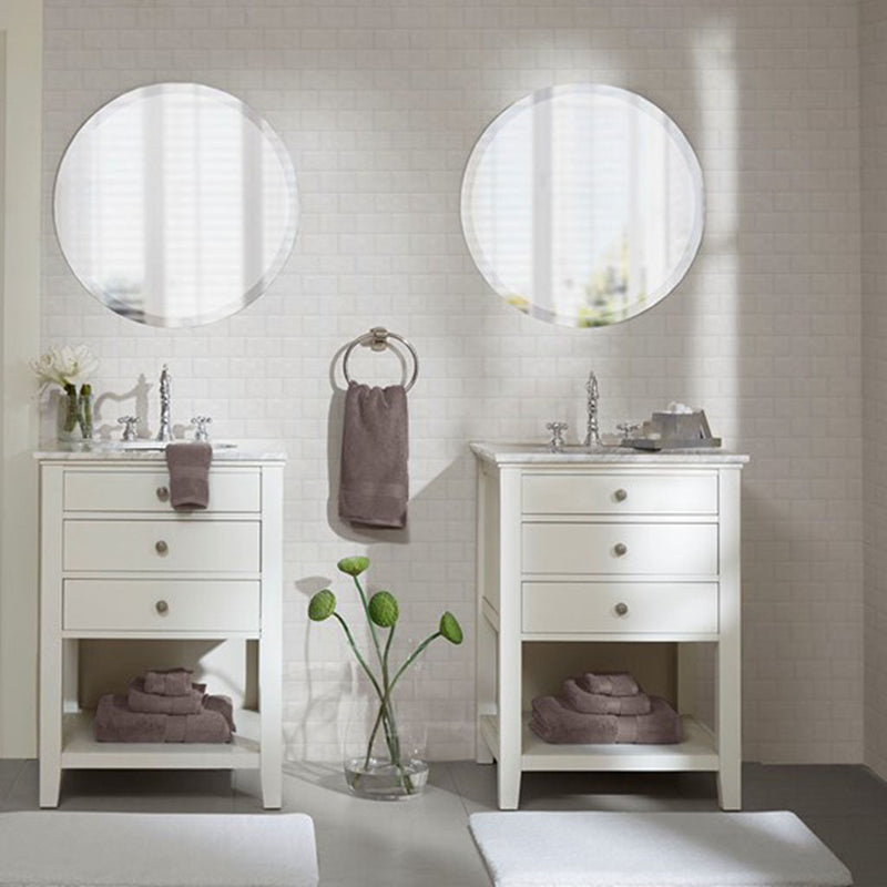 Achtteiliges einfarbiges Handtuchset im Badezimmer
