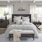 8-teiliges Bettdecken-Set mit gestreiftem Jacquard-Muster auf einem Bett