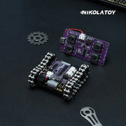 Mini-Roboterfahrzeug mit silbernen Ketten, Steuerplatine und separater Handsteuerung
