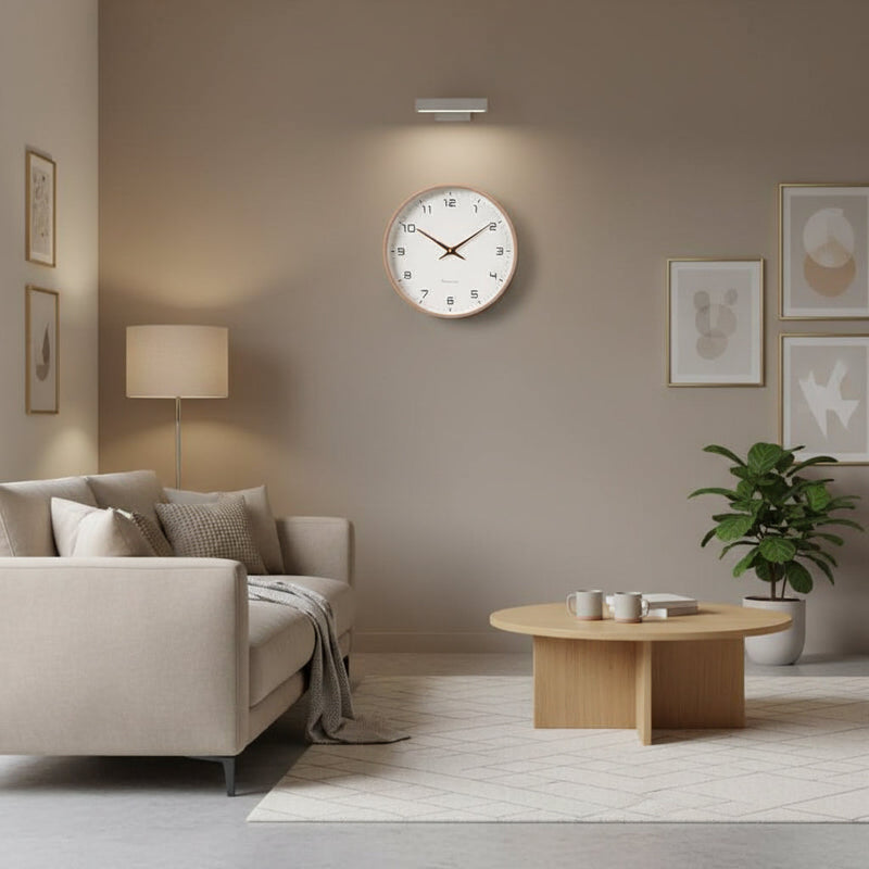 Minimalistische Wanduhr im skandinavischen Stil