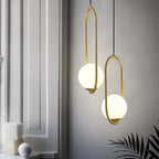 Pendelleuchte mit Metallring und Glaskugel
