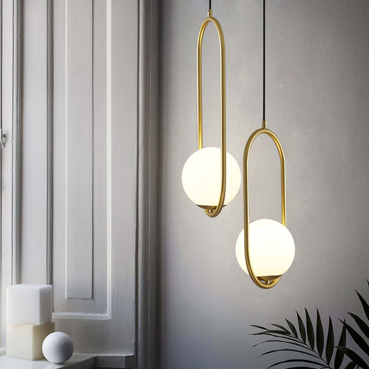 Pendelleuchte mit Metallring und Glaskugel