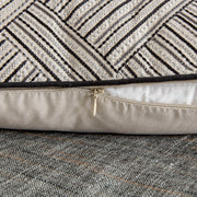 Graues Bettwäsche-Set mit strukturierter Tagesdecke und dekorativen Kissen