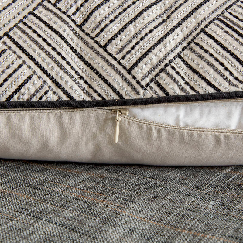 Graues Bettwäsche-Set mit strukturierter Tagesdecke und dekorativen Kissen