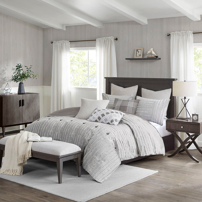 8-teiliges Bettdecken-Set mit gestreiftem Jacquard-Muster auf einem Bett