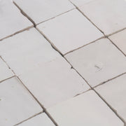 Weiße quadratische Zellige-Mosaikfliese mit strukturierter Oberfläche